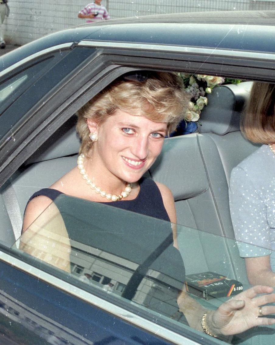 Принцессу Диану в Москве поразили кареты и балет. Москвичи ждали Леди Ди на улицах и дарили цветы
