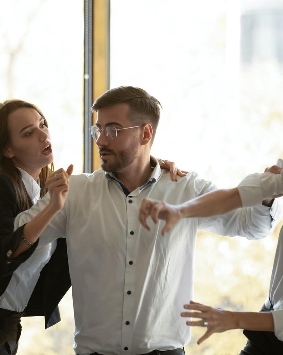 "Коллегушки, всем доброго времени суток!": как не вступать в конфликты на работе, если все раздражают