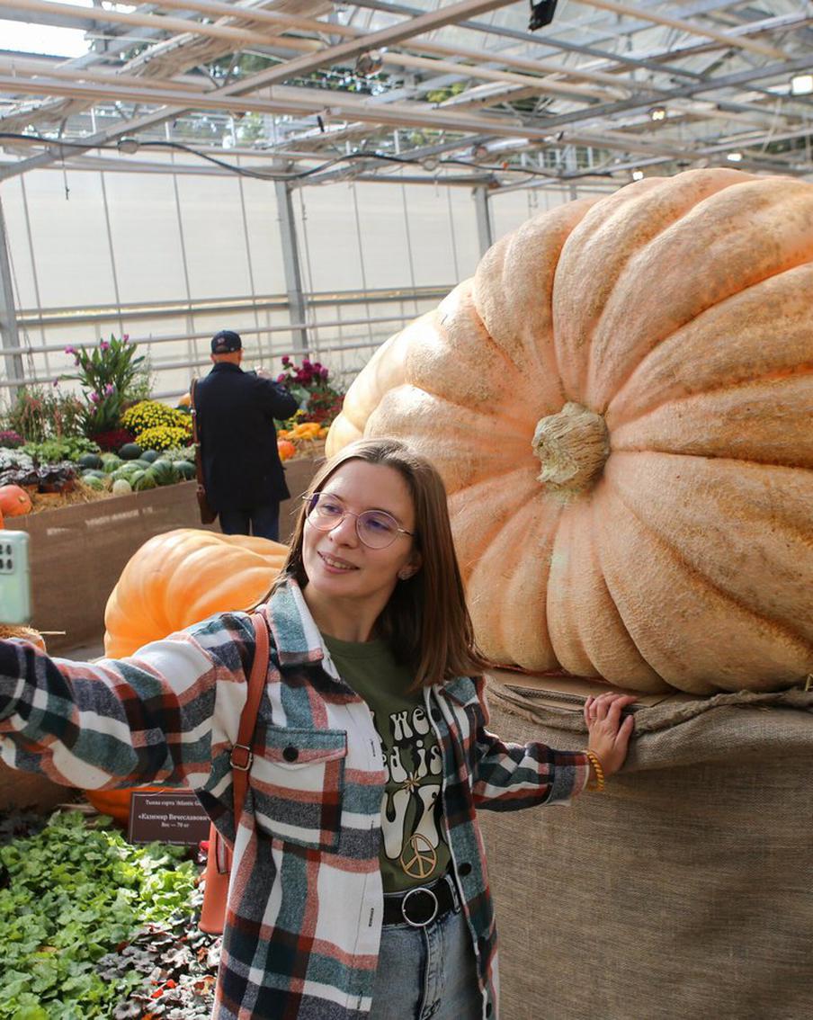 Громко переворачиваем календарь и бежим к тыкве-гиганту