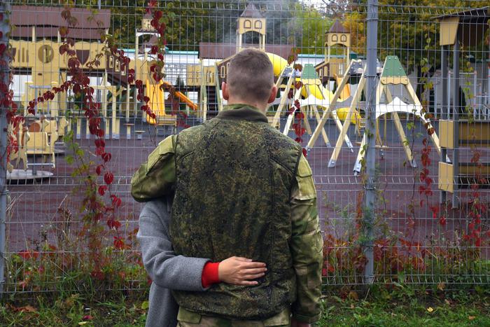 "Не подходите к мужу со спины": для жён бойцов СВО составили список правил