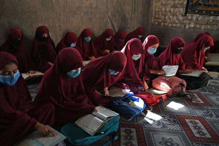 В Афганистане женщинам запретили публично петь и смотреть на чужих мужчин