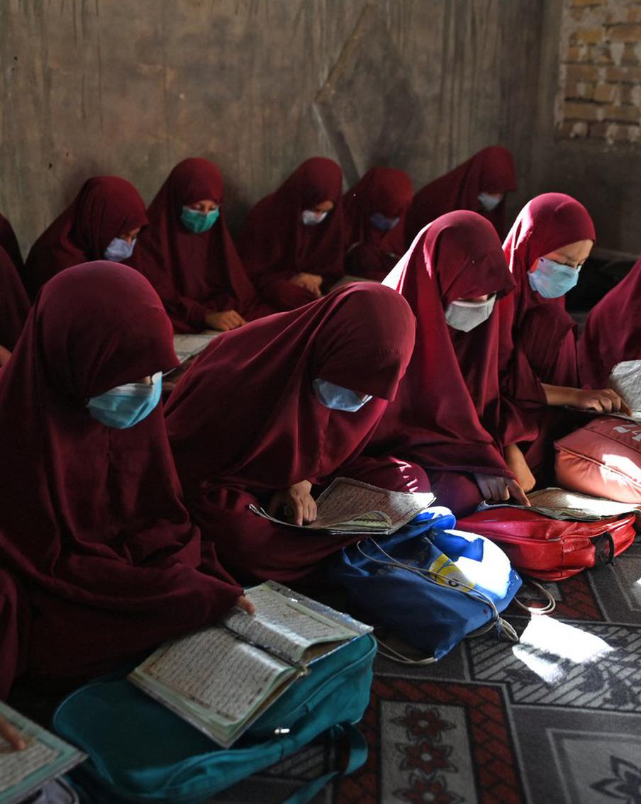 В Афганистане женщинам запретили публично петь и смотреть на чужих мужчин