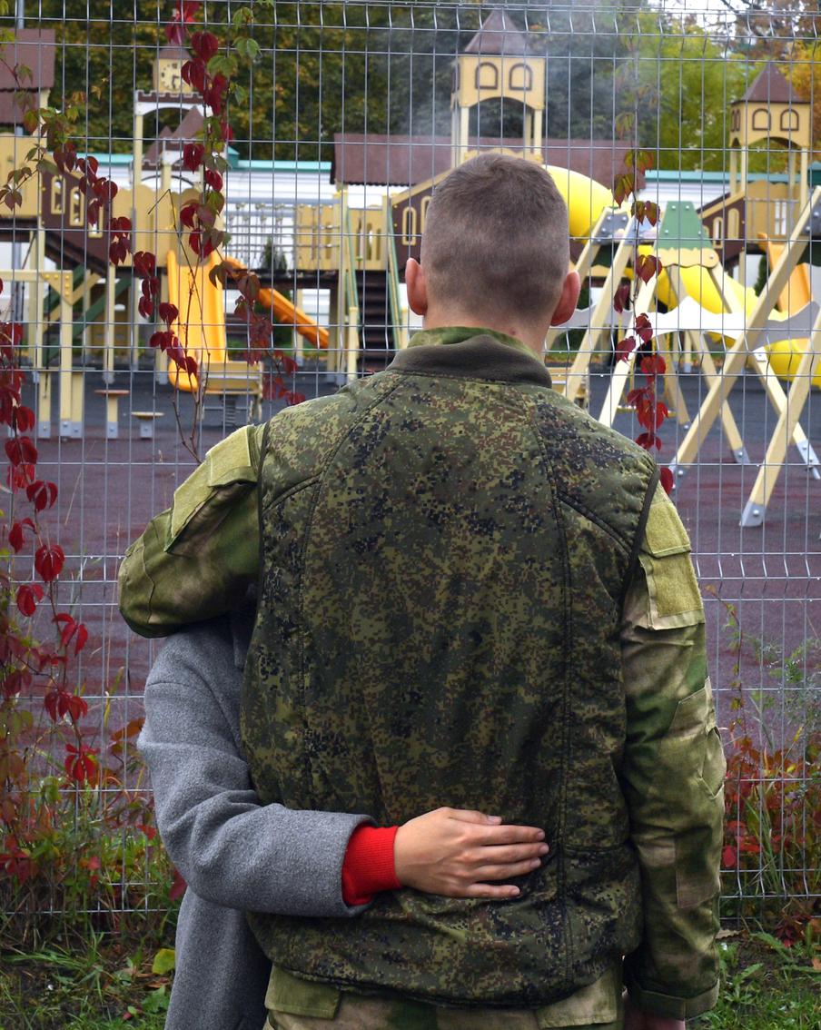 "Не подходите к мужу со спины": для жён бойцов СВО составили список правил