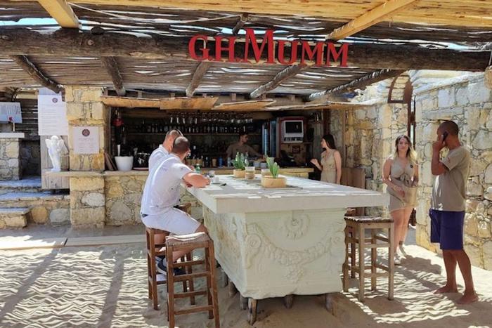 В Болгарии древнеримский саркофаг служил в качестве барной стойки