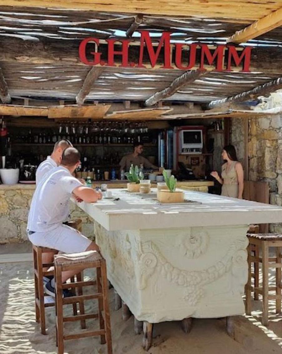 В Болгарии древнеримский саркофаг служил в качестве барной стойки