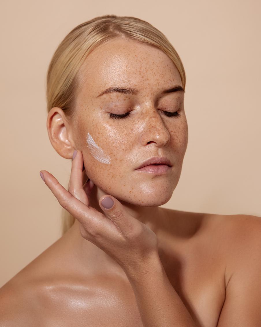 Как предотвратить появление пигментации и веснушек и ухаживать за кожей, если они уже появились