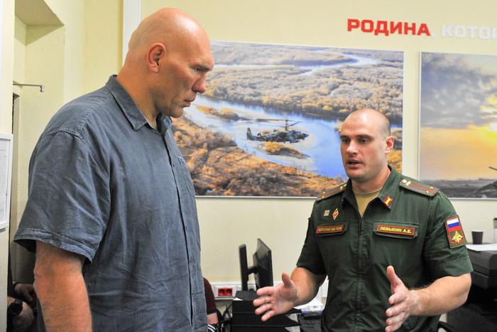 Спортсмен и депутат Николай Валуев посетил пункт отбора на военную службу