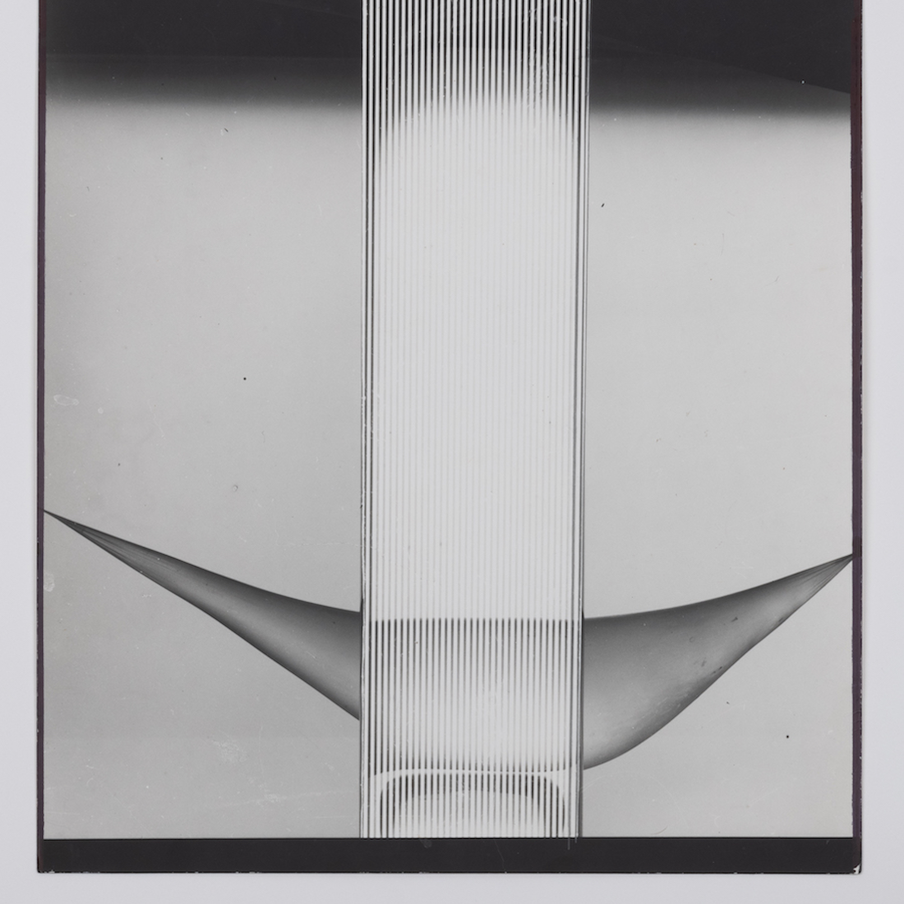 Из серии Sklo. Конец 1970-х — начало 1980-х. Фотобумага, серебряно-желатиновая фотопечать. Из коллекции семьи автора.