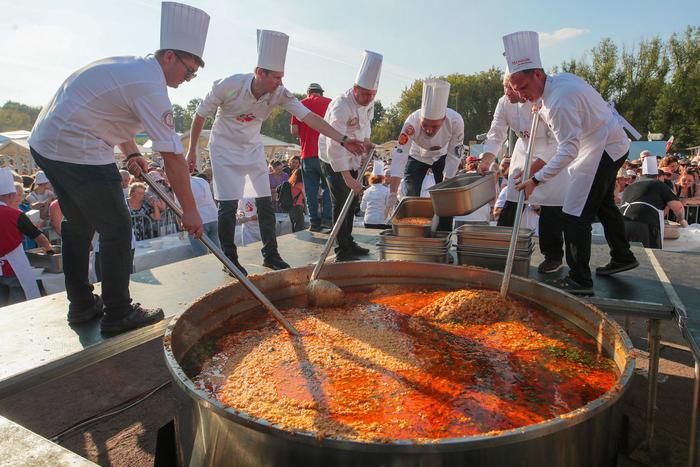 В "Коломенском" сварили "рекордную" кашу из топора: ей, по сути, и была каша легендарного Суворова