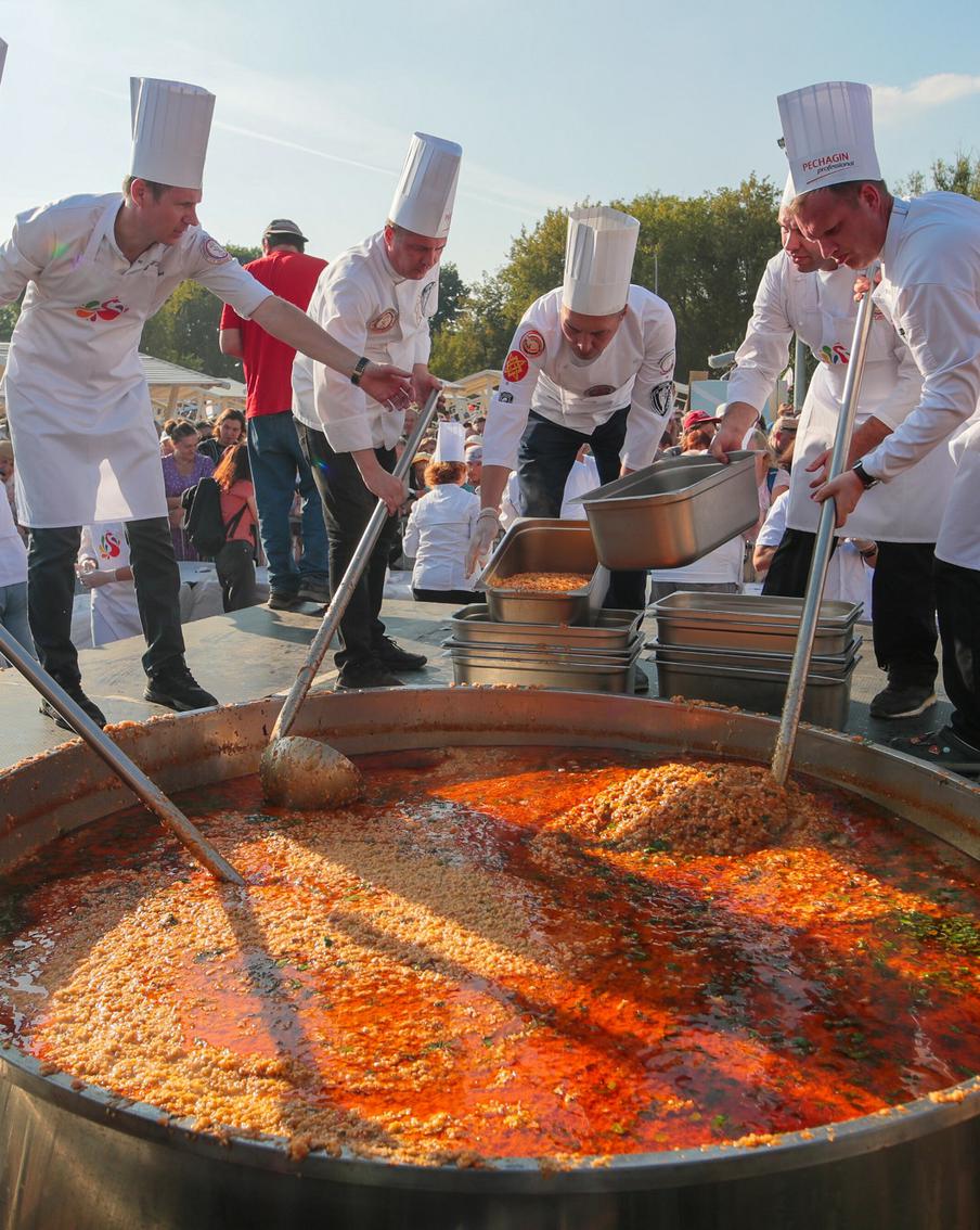 В "Коломенском" сварили "рекордную" кашу из топора: ей, по сути, и была каша легендарного Суворова