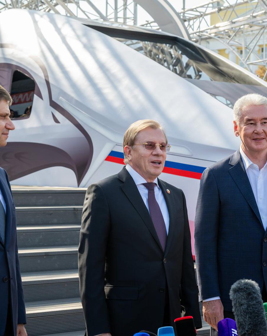 Мэр осмотрел макет вагона поезда "Белый кречет", который пойдёт между Москвой и Санкт-Петербургом в 2028 году