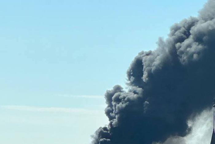 В центре Калининграда загорелась крыша многоэтажки