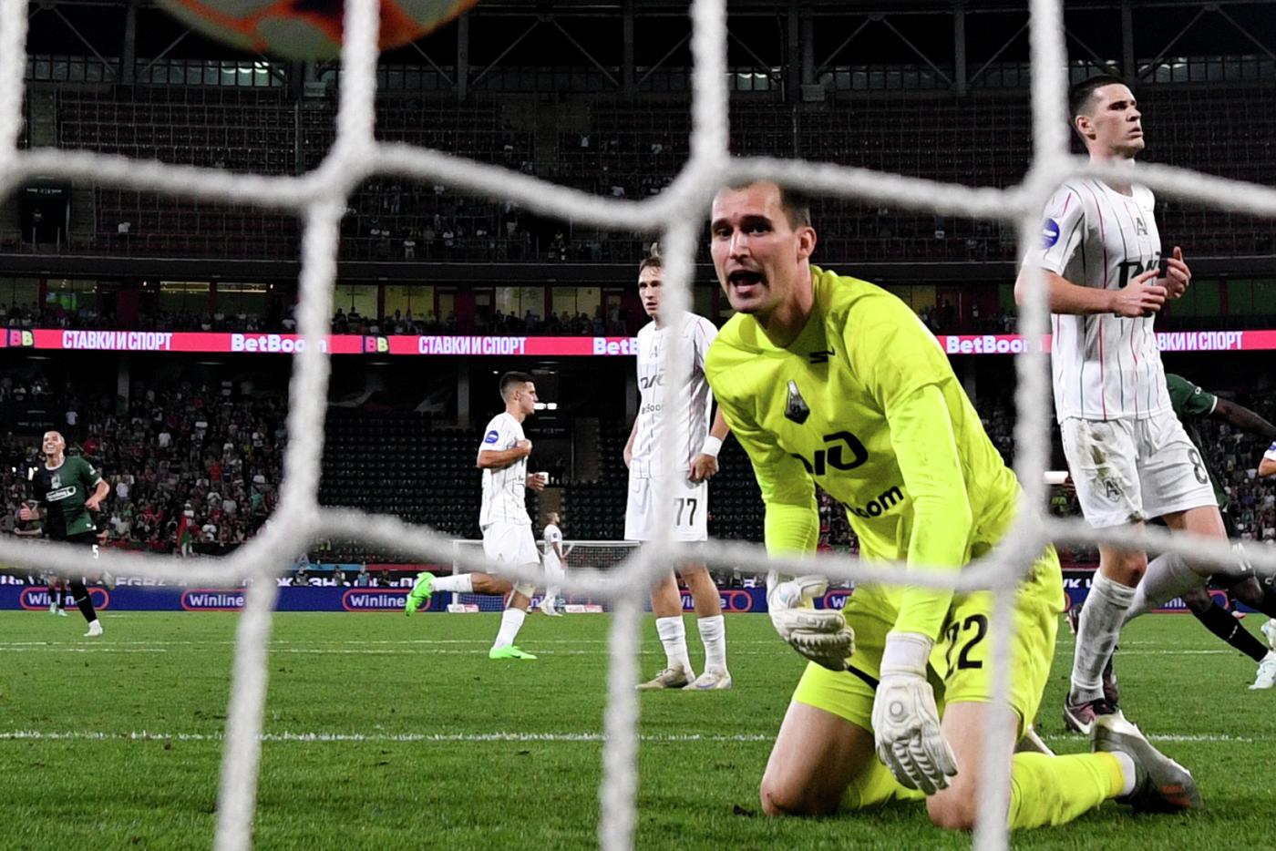 "Когда всё плохо, хлопай хоть по плечу, хоть по заднице". Эксперт разобрал разгромное поражение "Локомотива"