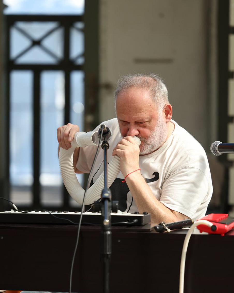 Человек-оркестр из Израиля Ян Бедерман сыграл на ВДНХ мини-концерт на самодельных инструментах