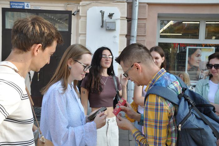 У московского гида в чемодане живут первые 3D-очки и игровые автоматы