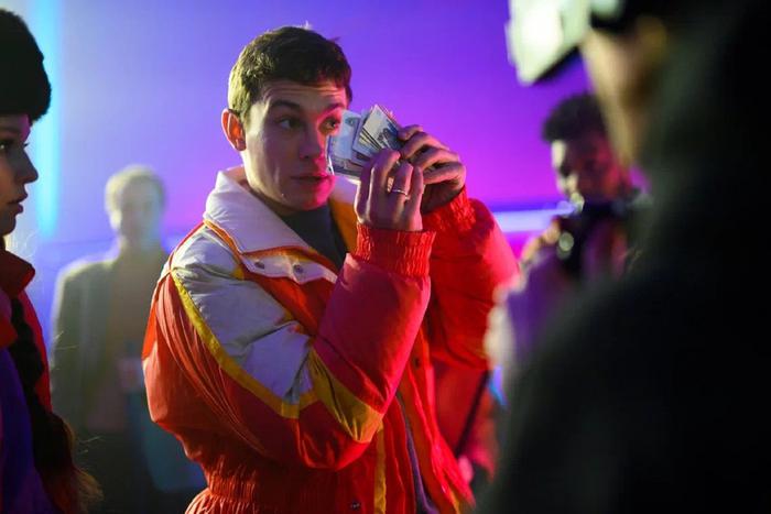 Гимназистка среди гопоты: о ком ещё рассказывает сериал "Комбинация"