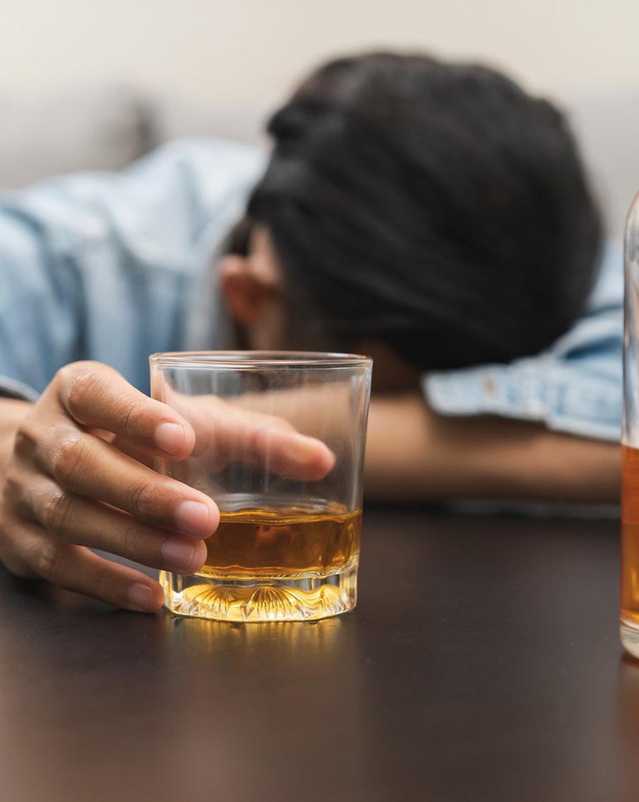 Чрезмерное употребление алкоголя увеличивает риск развития подагры у мужчин