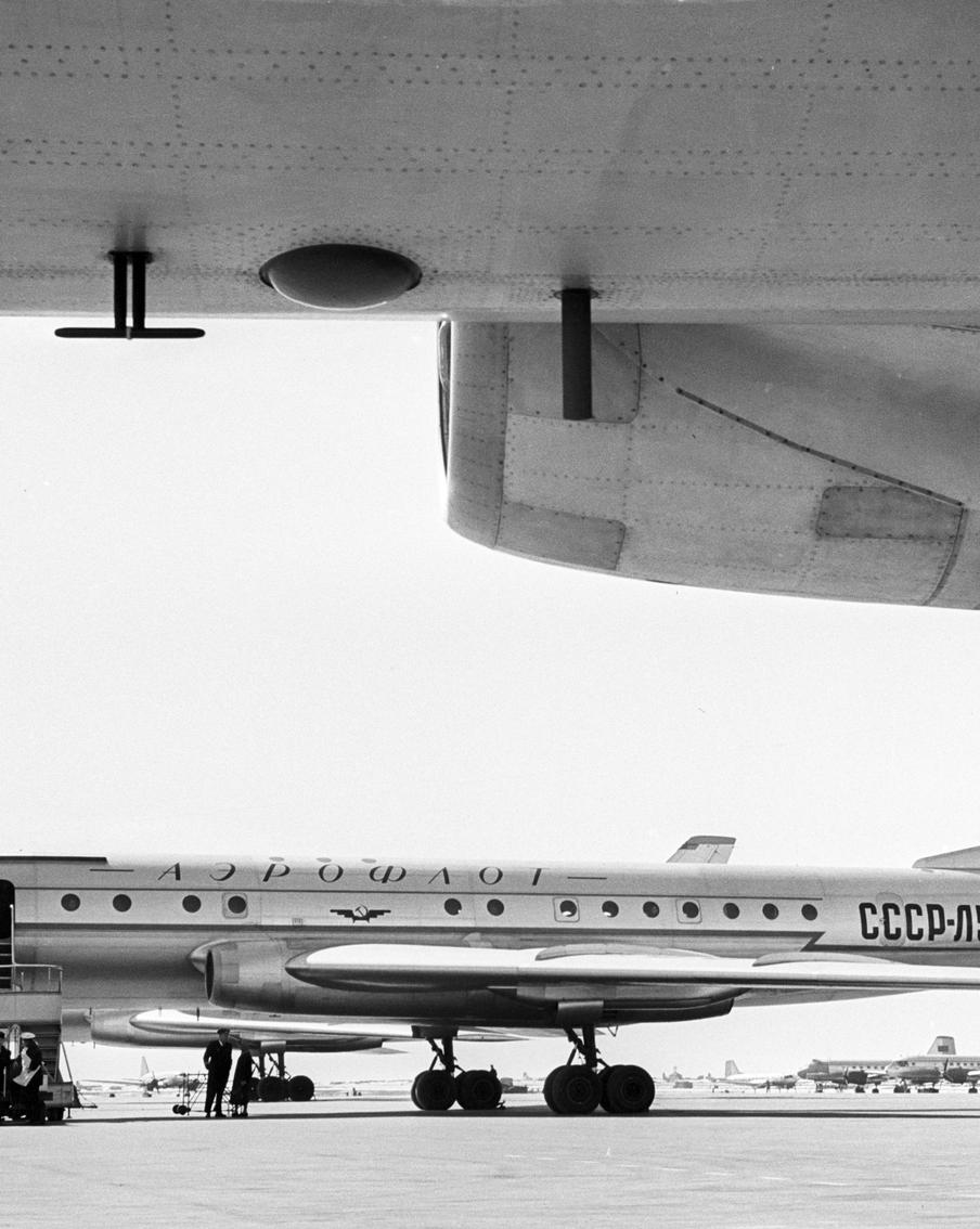Кормили чёрной и красной икрой, а на борту играли в шахматы. Как Ту-104А совершил первый полёт из Москвы в Нью-Йорк