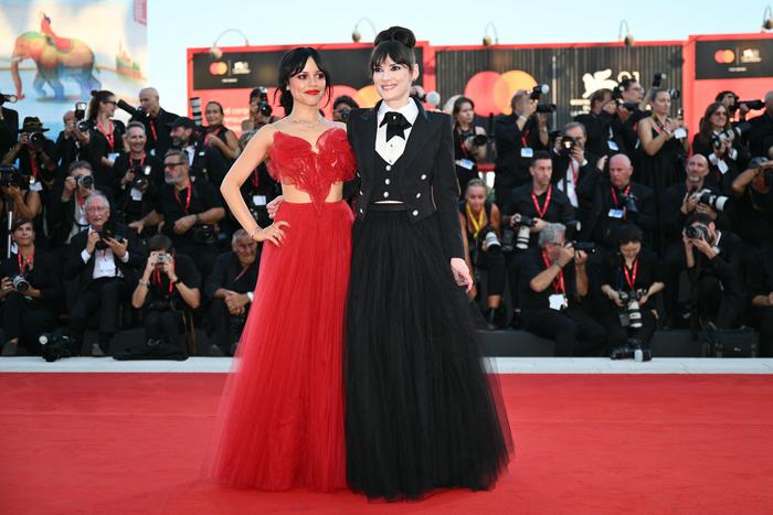 Вайнона Райдер рассказала о любви и интересе к героине "Уэнсдэй" Дженне Ортеге