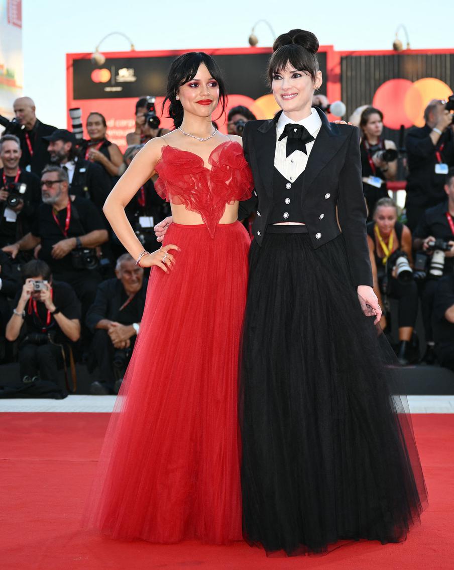 Вайнона Райдер рассказала о любви и интересе к героине "Уэнсдэй" Дженне Ортеге