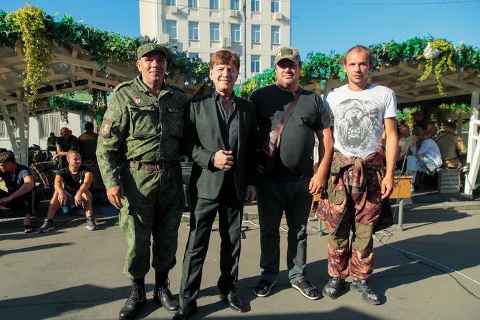 Певец Феликс Царикати встретился с контрактниками в Едином пункте отбора на военную службу в Москве