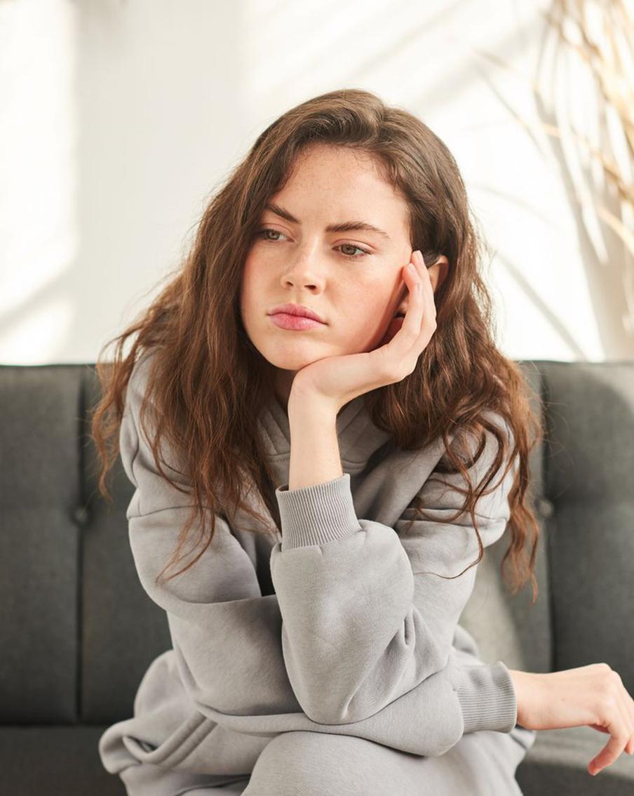 Тревожные мысли можно победить при помощи прогулок на свежем воздухе, йоги или медитации