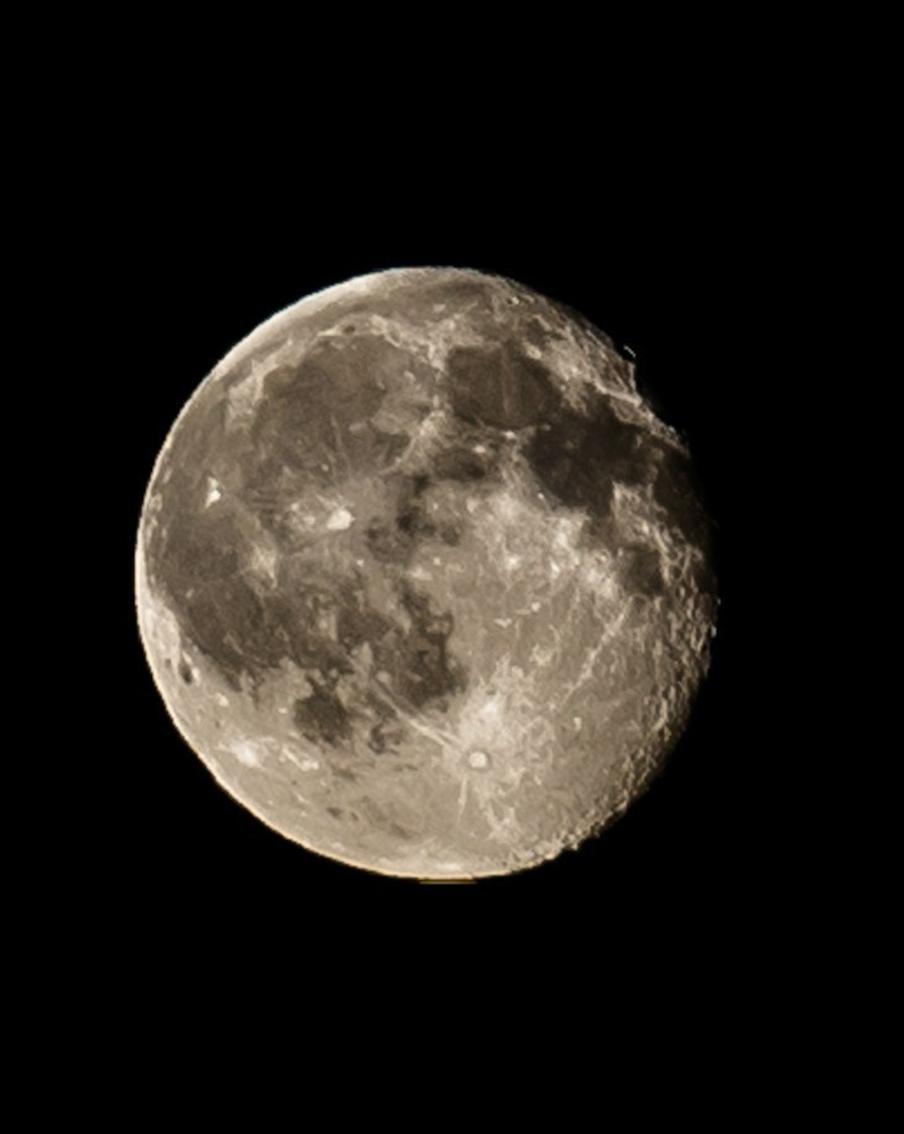 Учёные установили, что на Луне были активные вулканы ещё до эпохи динозавров