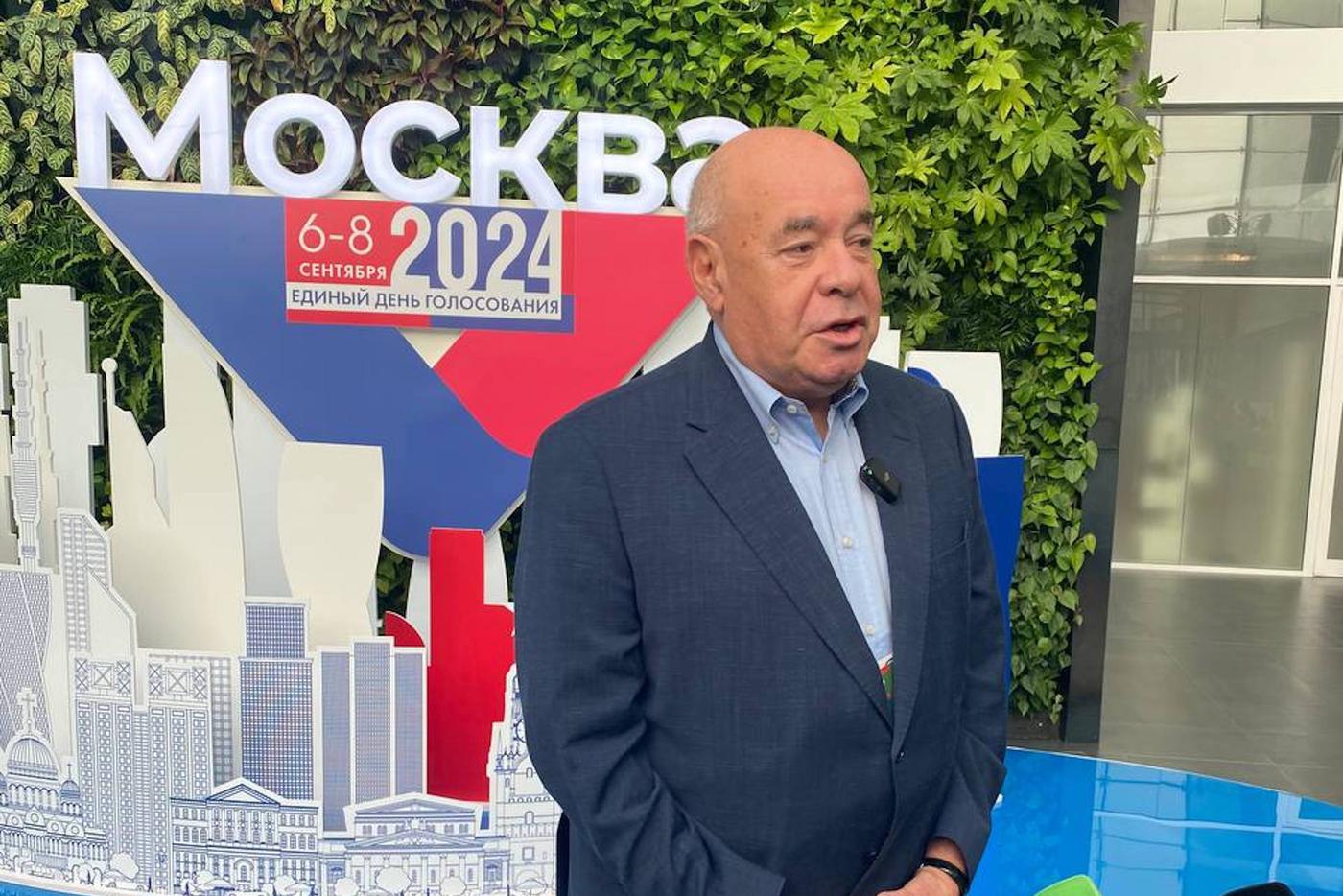 Михаил Швыдкой проголосовал "старым казачьим способом" и с ностальгией вспомнил свои первые выборы