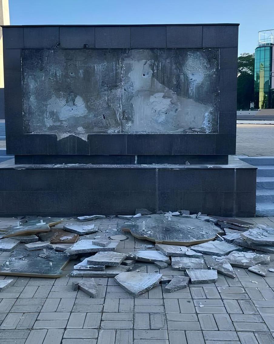 Украинская полиция составила протоколы на активистов, которые разрушали советские памятники в Одессе