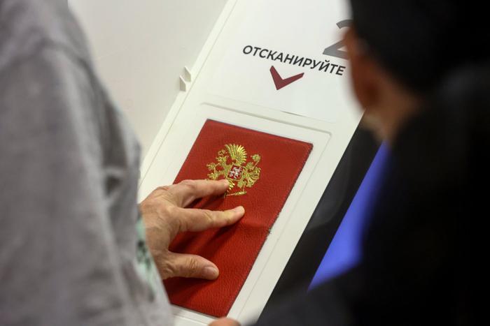 Сенатор Инна Святенко проголосовала на работе, а исполнитель Тимати признался, что никогда не пропускает выборы