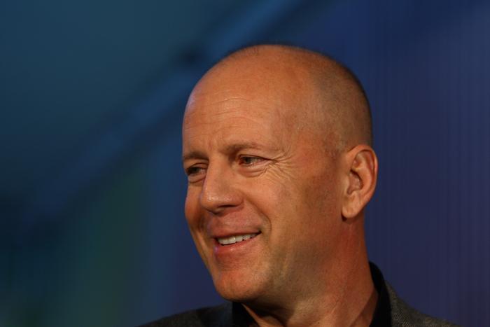 Папарацци засняли тяжелобольного Брюса Уиллиса на прогулке