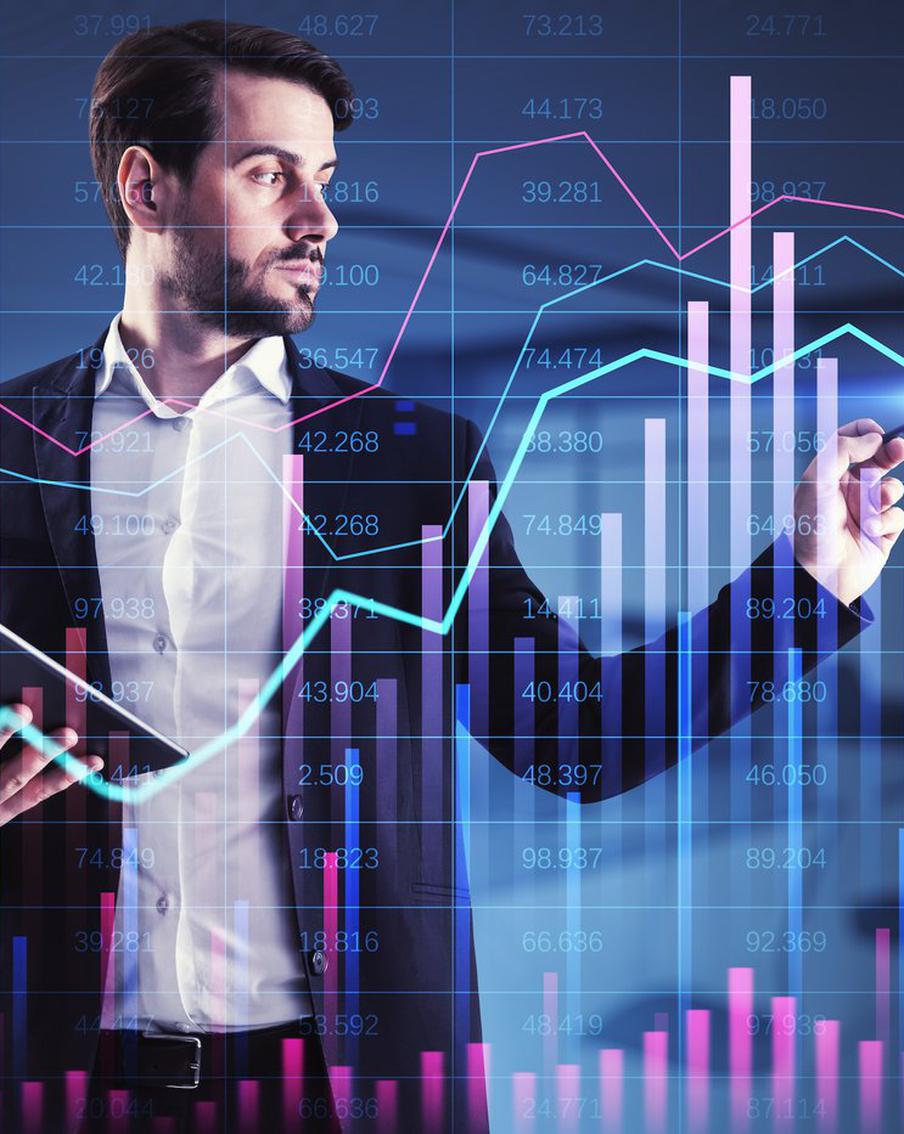 Храните деньги в "кирпичах" и "синих" купюрах: куда инвестировать в период неопределённости