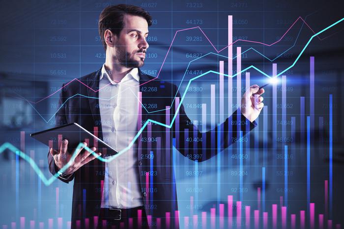 Храните деньги в "кирпичах" и "синих" купюрах: куда инвестировать в период неопределённости