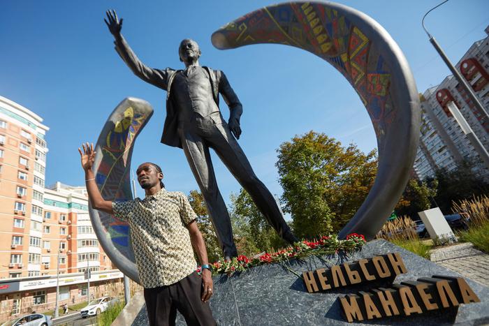 Разорвавший кольцо апартеида Нельсон Мандела приветствует москвичей в Раменках