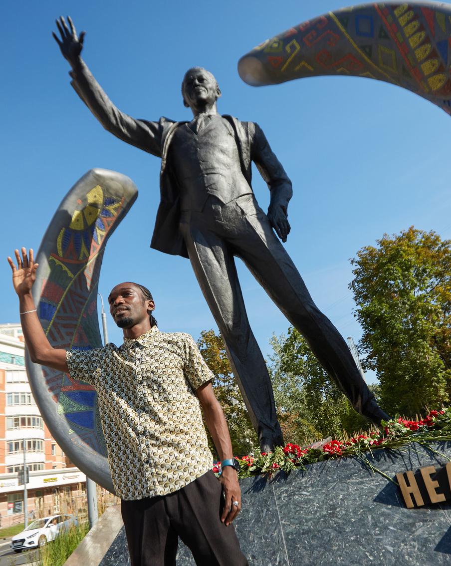 Разорвавший кольцо апартеида Нельсон Мандела приветствует москвичей в Раменках