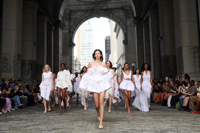 От классики до креатива: лучшие показы весенне-летнего сезона – 2025 в Нью-Йорке