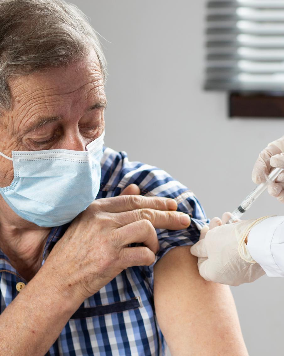 Медики рассказали, кому в России нужно срочно делать прививку от гриппа