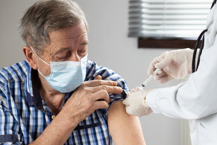 Медики рассказали, кому в России нужно срочно делать прививку от гриппа