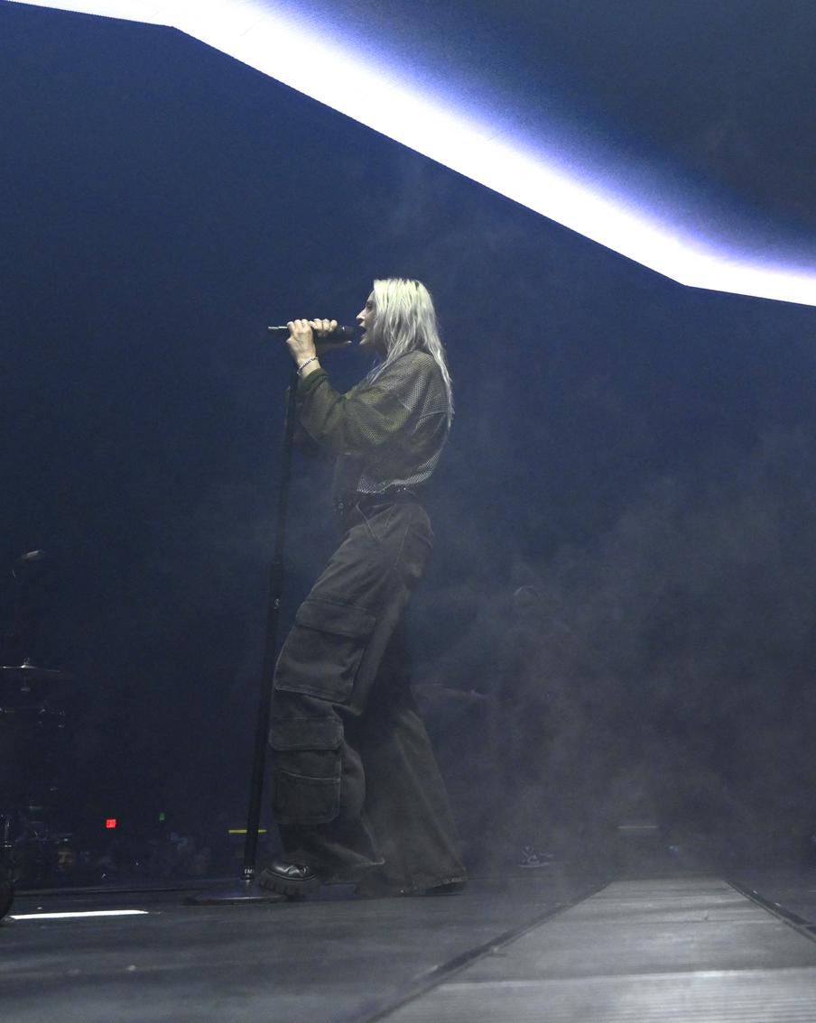 В группе Linkin Park – грандиозный скандал. Сын Честера Беннингтона уличил новую вокалистку в поддержке насильника