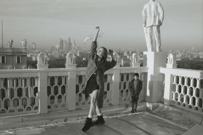 Выставка чёрно-белой фотографии о Москве открылась в ММОМА. Два современных фотографа представляют столицу через архитектуру и людей