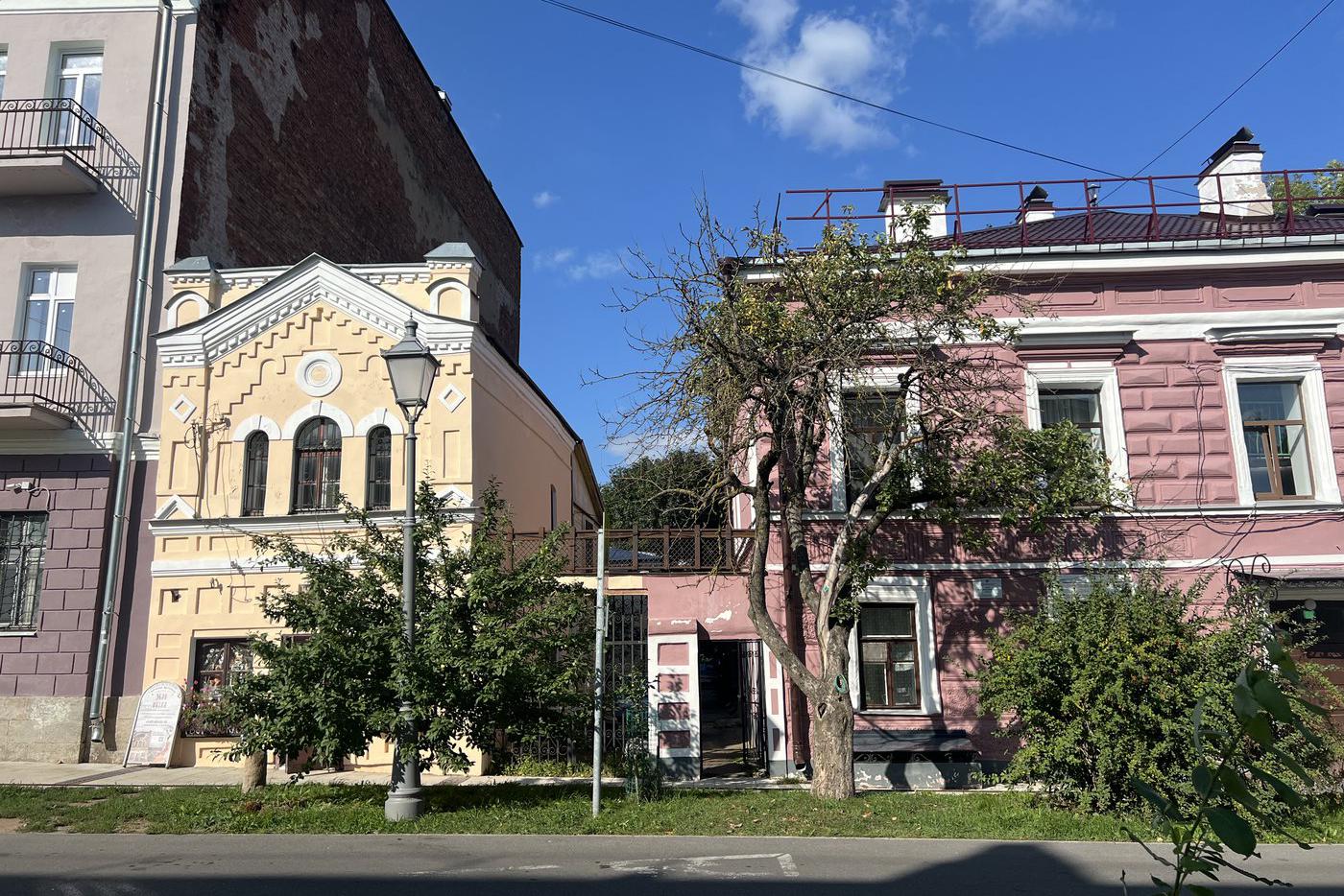 Домики торговой стороны города – маленькие, цветные, как будто кукольные. Прогуляться по этим улочкам в удачный солнечный день – одно удовольствие. 