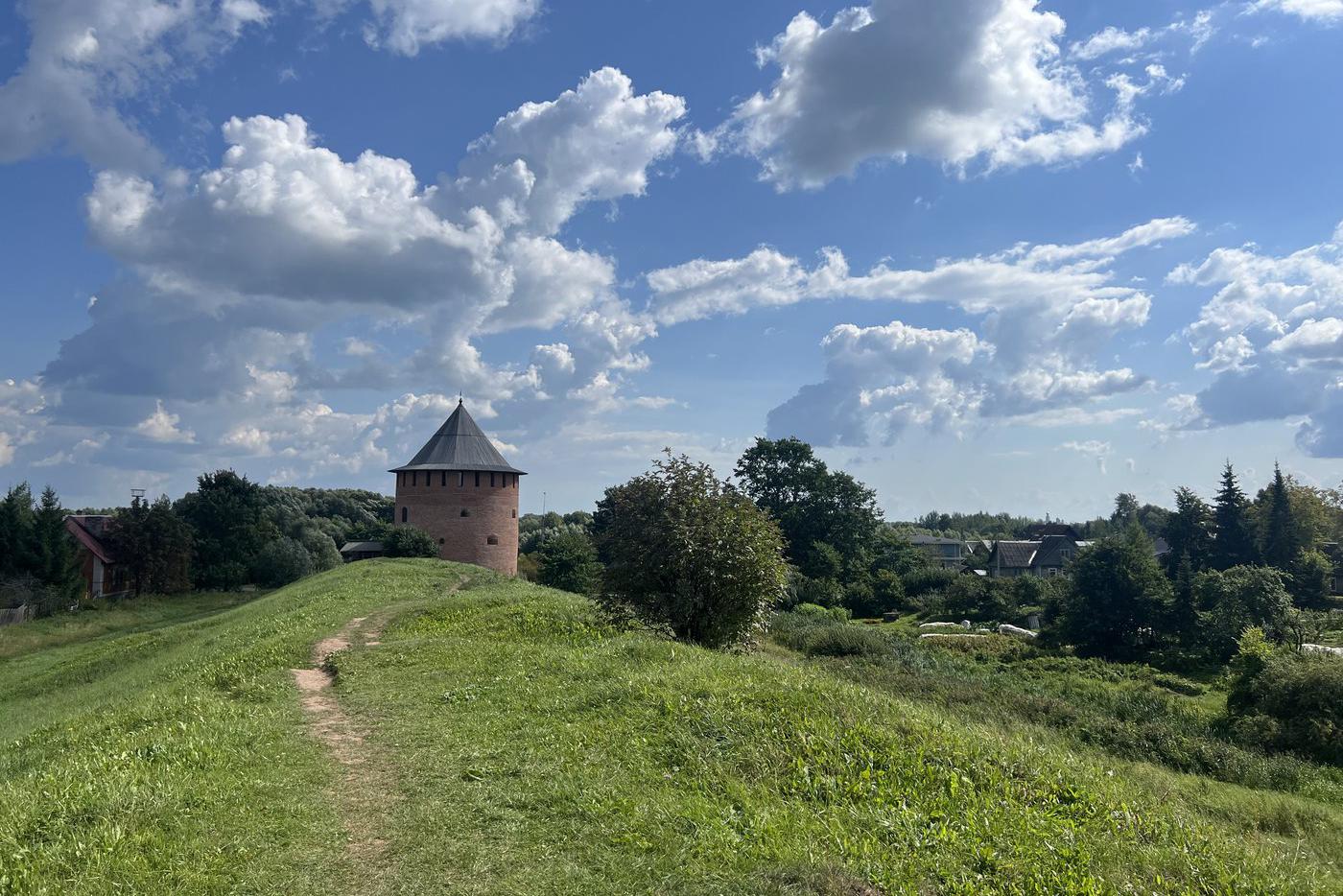 Сказочная дорога к той самой Белой Башне. В ней самой, кстати, расположен небольшой музей, посвящённый истории Новгородской крепости. А от башни рукой подать до стен кремля. 