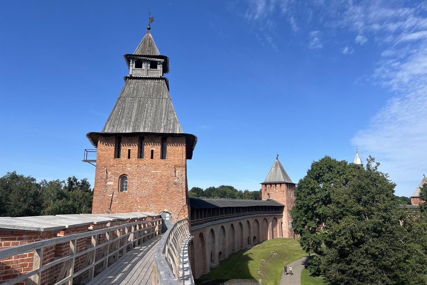 В кремле можно забраться на боевой ход – пройтись по стенам, правда, не по всему периметру, а только вдоль реки.
