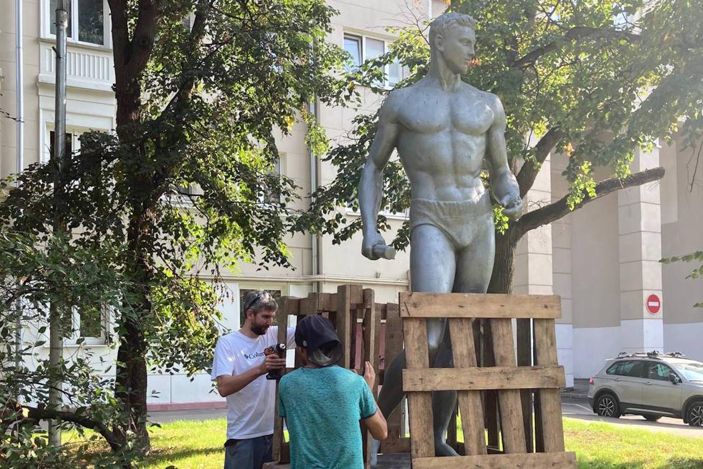 Девушка-теннисистка спасла физкультурника и два вазона. Как жители Щукина добились реставрации советских скульптур
