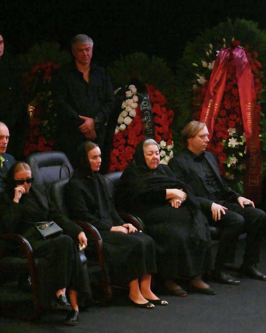 Путин прислал венок на церемонию прощания с Александром Масляковым