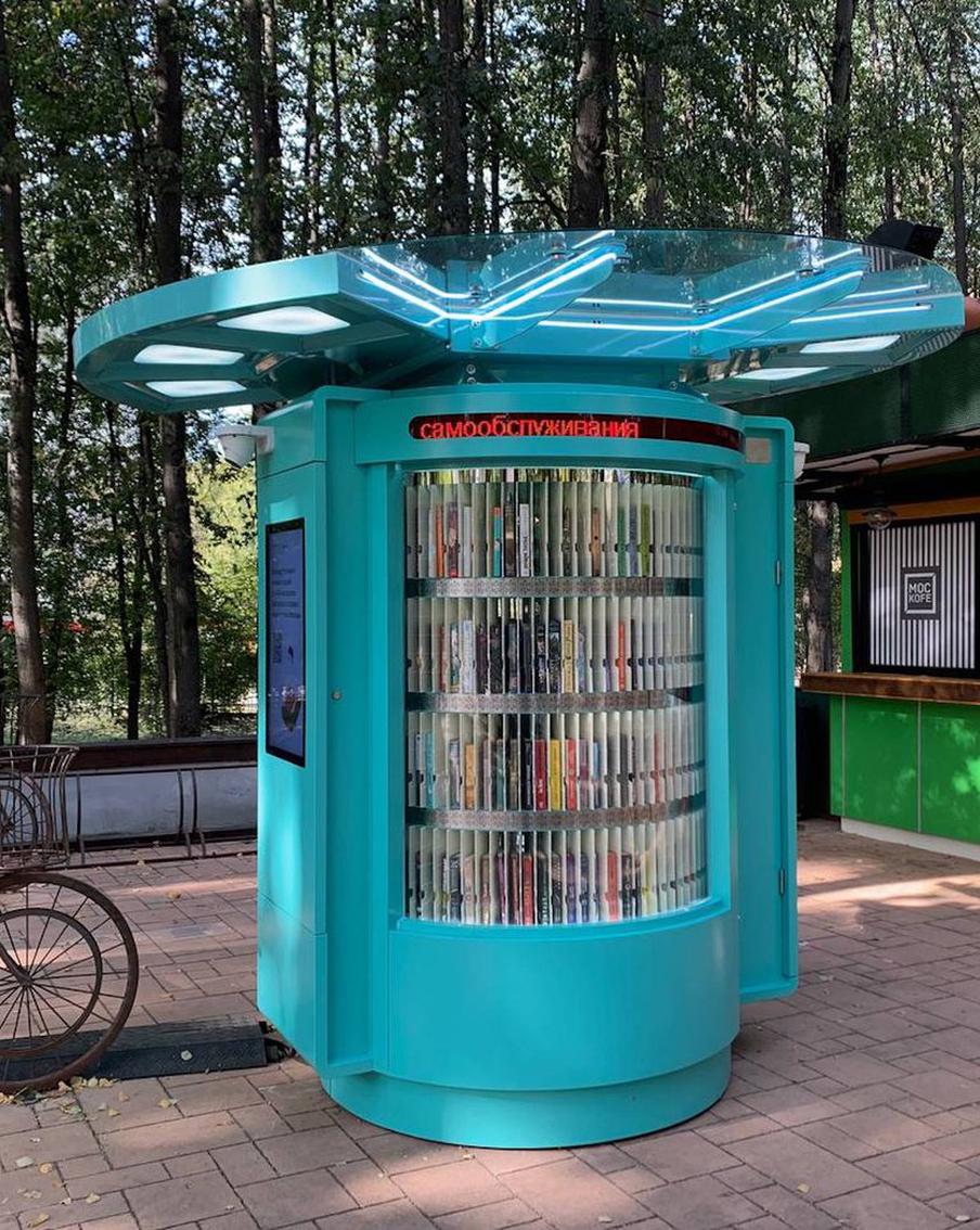 В московском парке робот-библиотекарь начал выдавать книжки