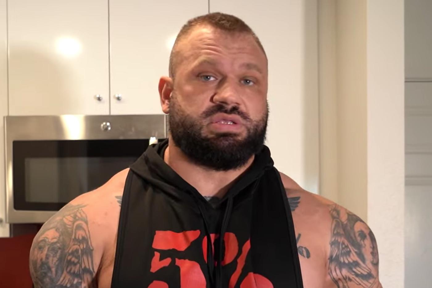 Человек, известный как "самый чудовищный бодибилдер в мире", умер в возрасте 36 лет