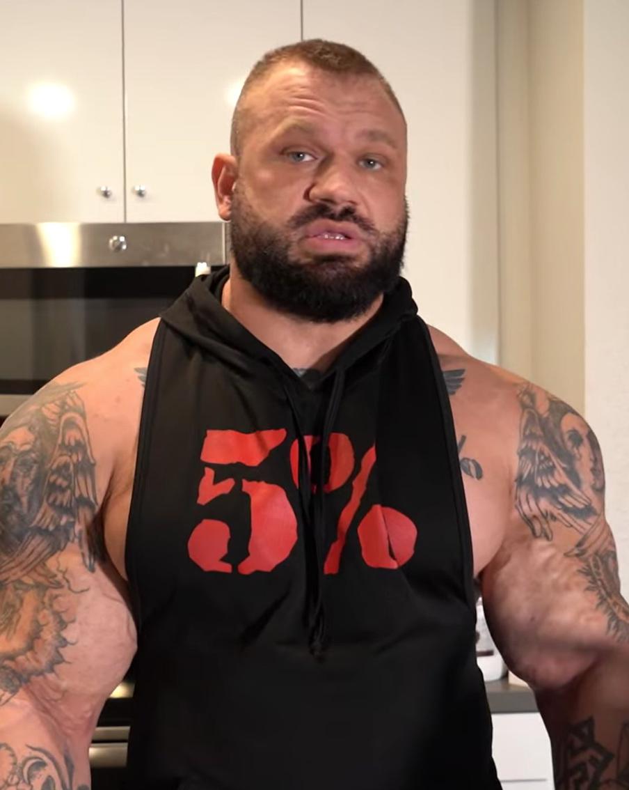 Человек, известный как "самый чудовищный бодибилдер в мире", умер в возрасте 36 лет