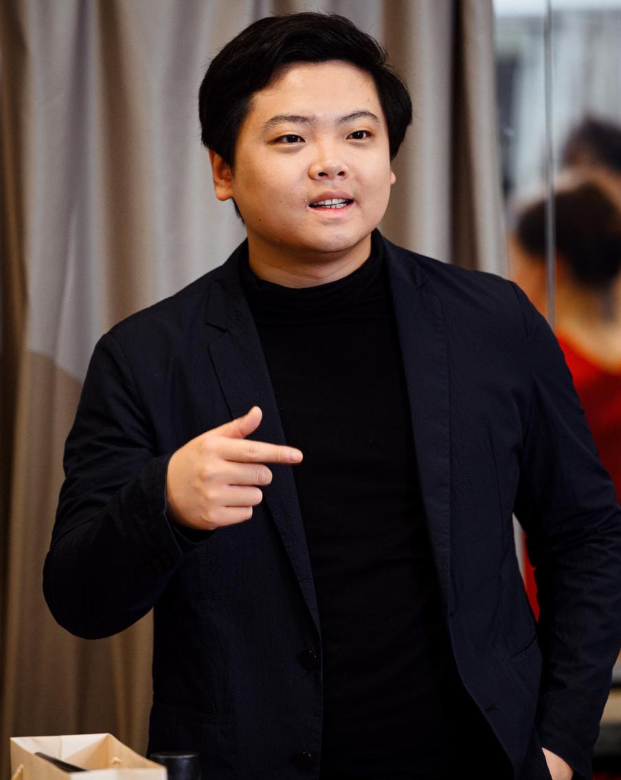 Режиссёр Дин Итэн.