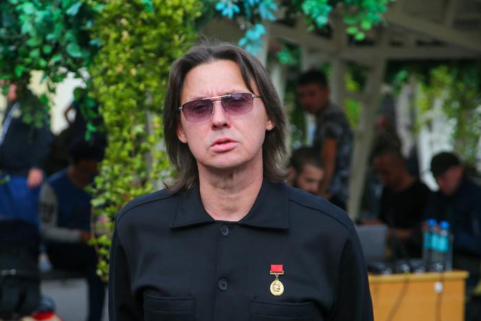 Музыкант Юрий Кононов встретился с контрактниками в Едином пункте отбора на военную службу в Москве